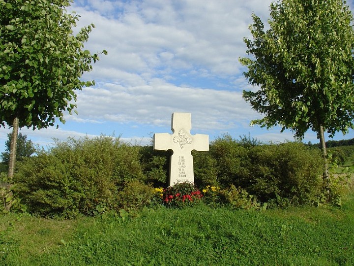 Kreuz_03_Ortsausgang_Richtung_Kirchen.JPG